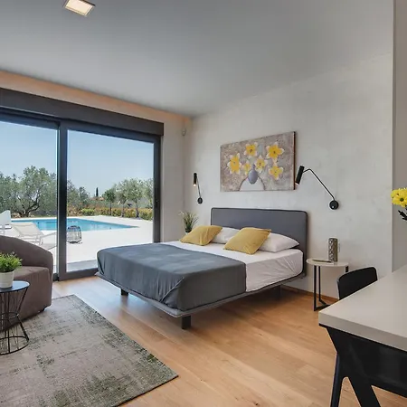 Villa In With Garden, Cleaning Included *
