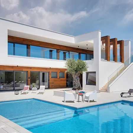 Villa In With Garden, Cleaning Included