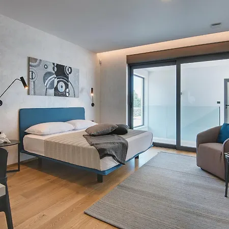 In With Garden, Cleaning Included Villa