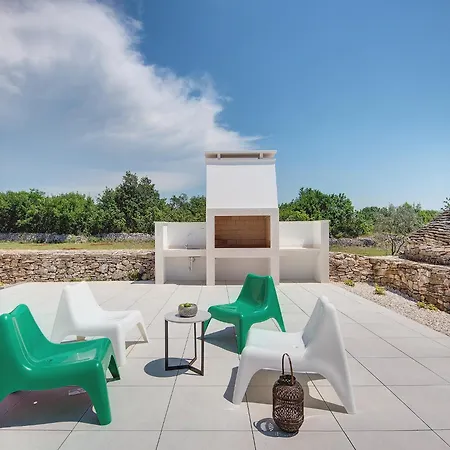In With Garden, Cleaning Included Villa