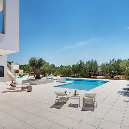 In With Garden, Cleaning Included Villa