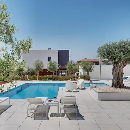 In With Garden, Cleaning Included Villa